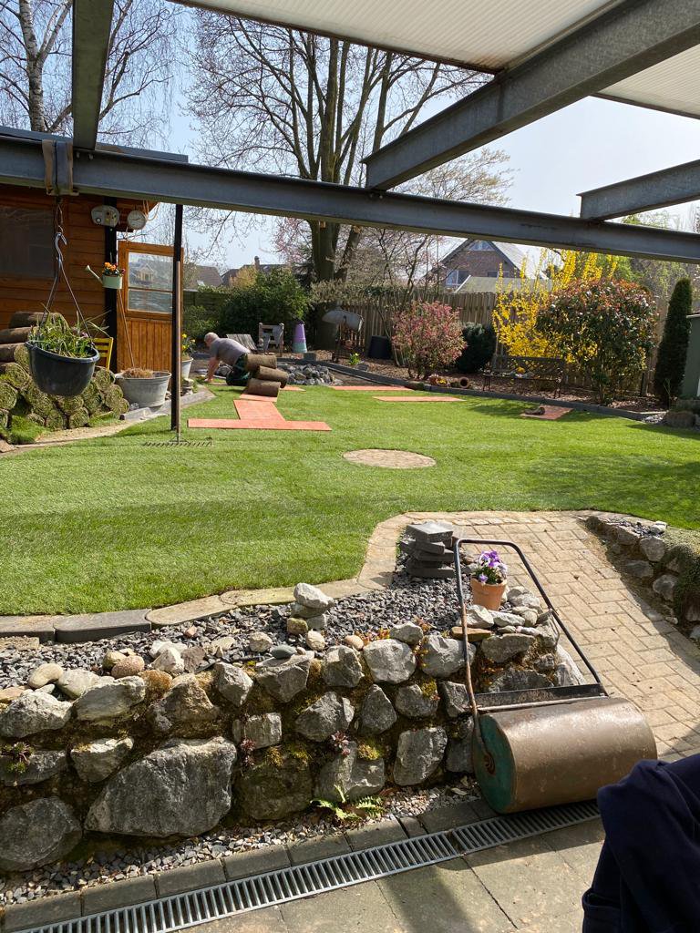 Gartenanlage mit Rasen und Terrassenüberdachung in Essen