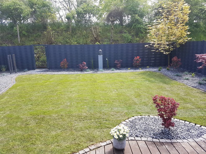 Gartengestaltung mit Blumenbeet und Kieseinfassung in Essen